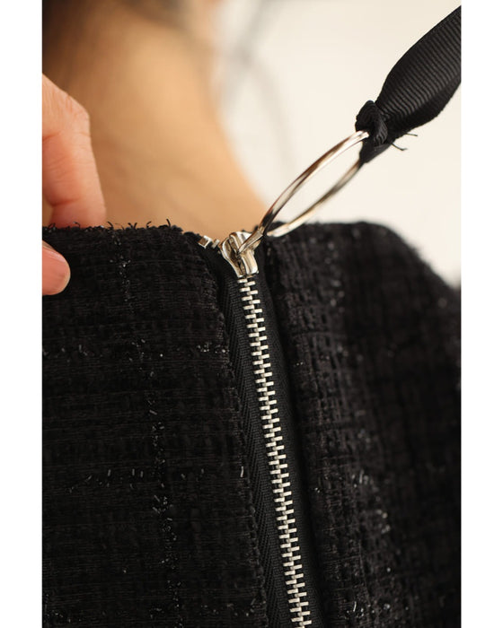 フォーマルにも活躍する。煌めくツイードミディアムワンピース