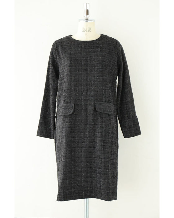 フォーマルにも活躍する。煌めくツイードミディアムワンピース