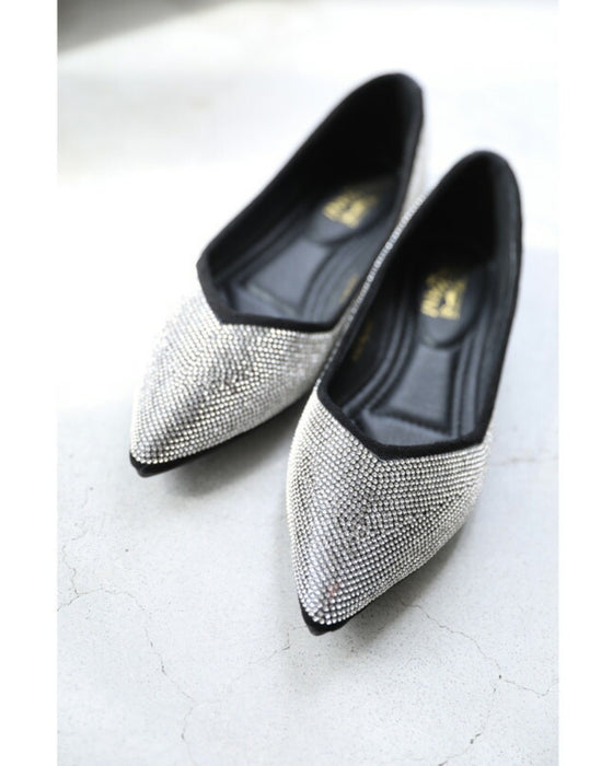 Soft and comfortable to wear. Flat pumps with dazzling rhinestones