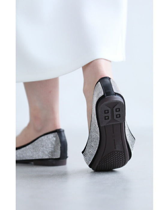 Soft and comfortable to wear. Flat pumps with dazzling rhinestones