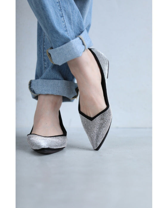 Soft and comfortable to wear. Flat pumps with dazzling rhinestones