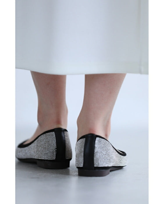 Soft and comfortable to wear. Flat pumps with dazzling rhinestones
