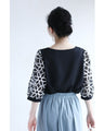 【アウトレット返品交換不可】シアーな花刺繍袖のスクエアネックブラウストップス