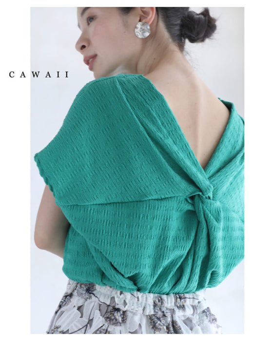 後ろツイストタックのプルオーバートップス