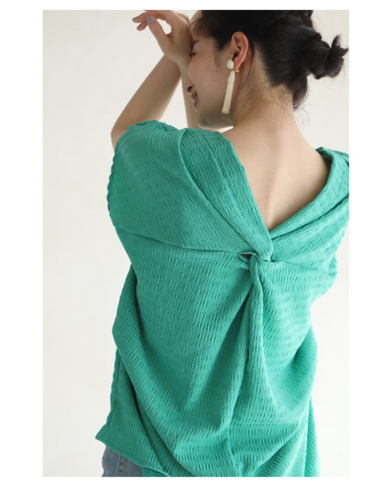 後ろツイストタックのプルオーバートップス