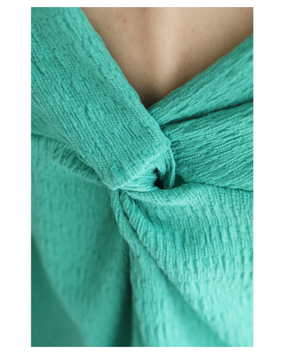 後ろツイストタックのプルオーバートップス