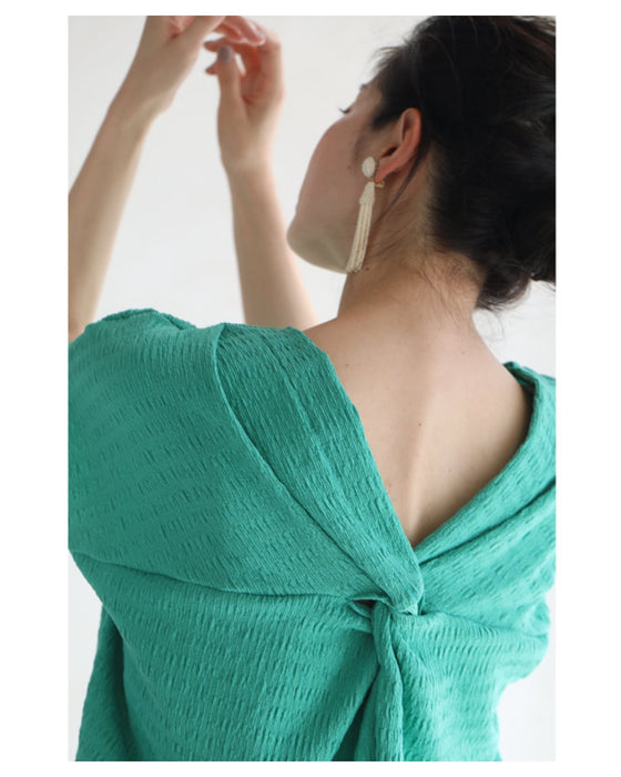 後ろツイストタックのプルオーバートップス