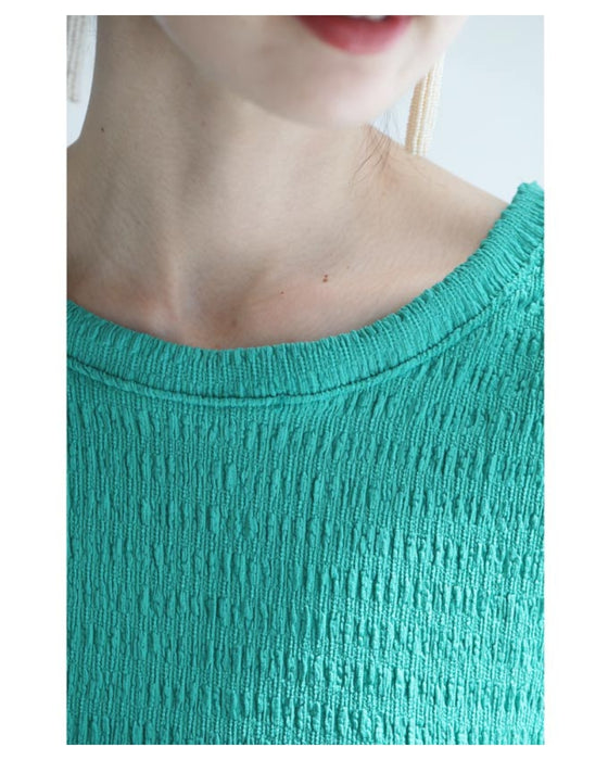 後ろツイストタックのプルオーバートップス