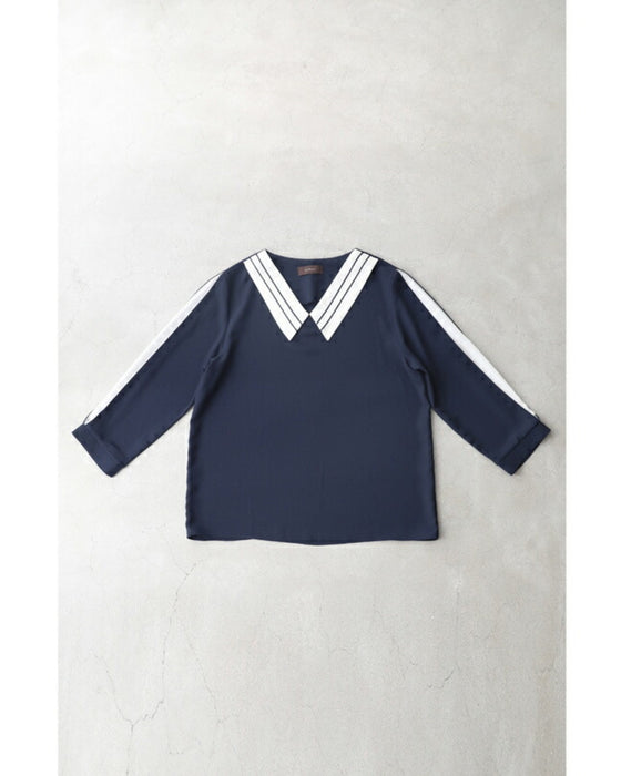 スリット袖から覗くベールの上品ブラウストップス