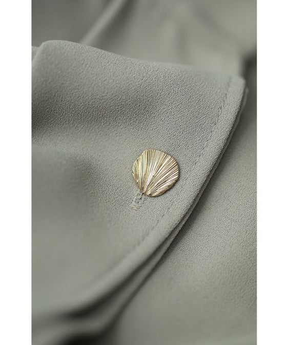 【セール商品返品交換不可】シェルボタン輝くネックタイのくしゅくしゅ袖ブラウストップス