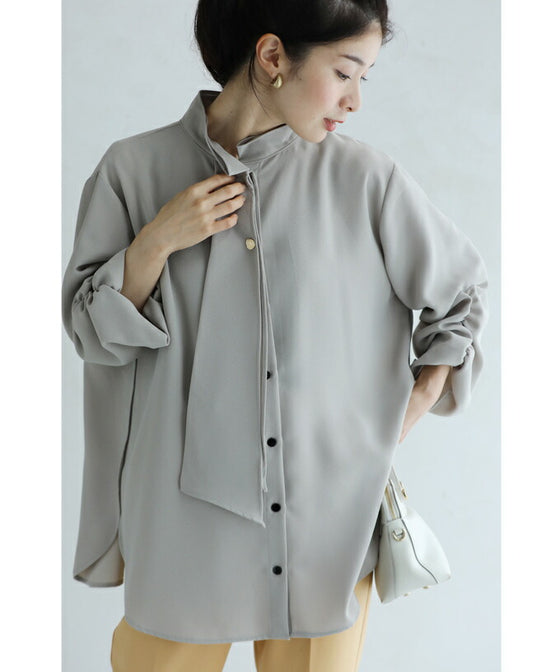 【セール商品返品交換不可】シェルボタン輝くネックタイのくしゅくしゅ袖ブラウストップス