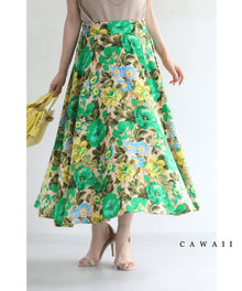  鮮やかな花描くミディアムスカート