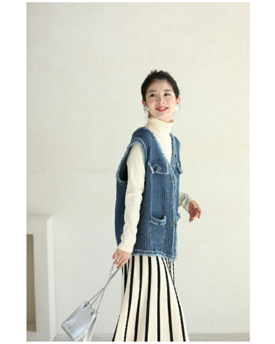 Fringe knit vest made of soft denim-like fabric