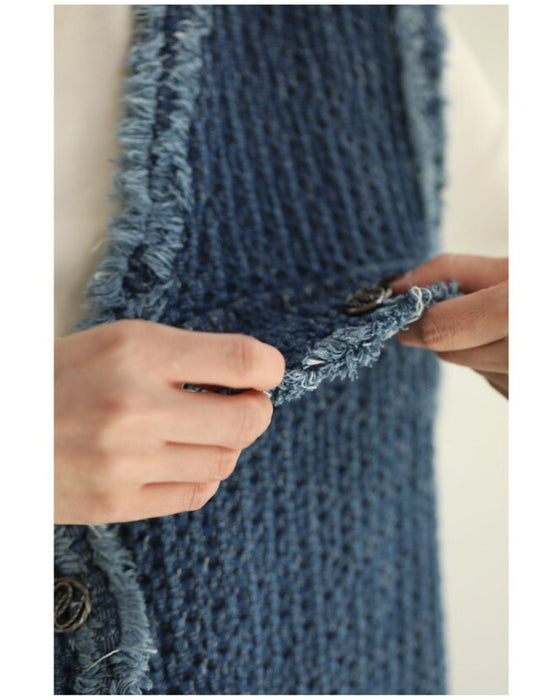 Fringe knit vest made of soft denim-like fabric