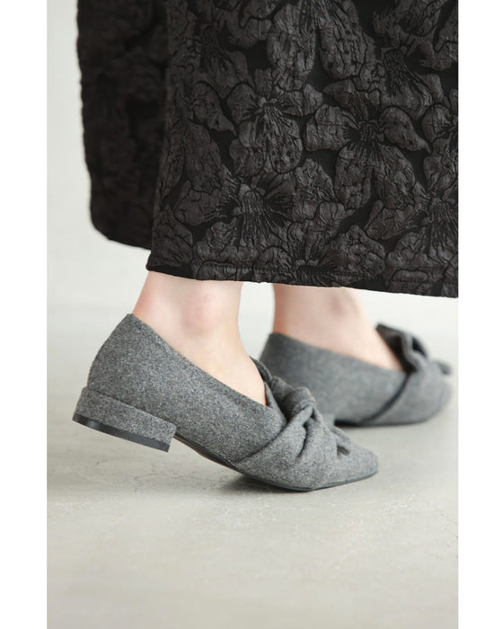 ツイストリボンのローヒールパンプス