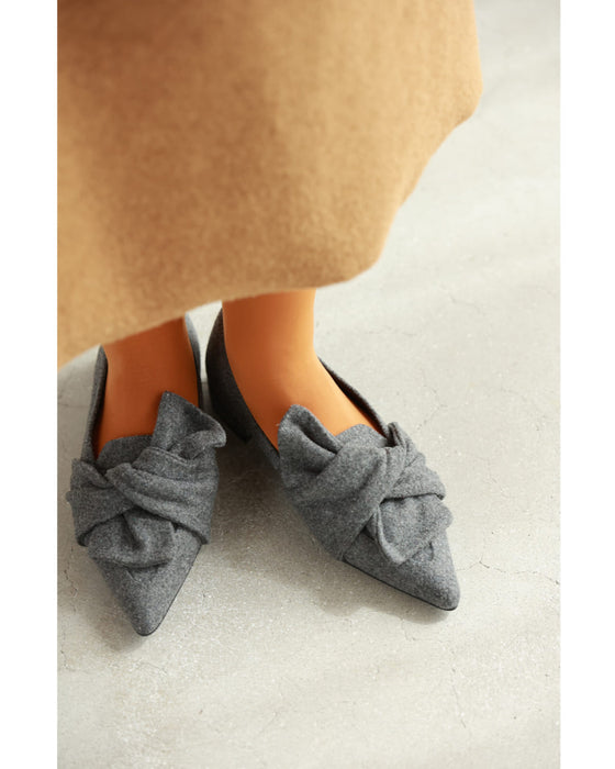 ツイストリボンのローヒールパンプス