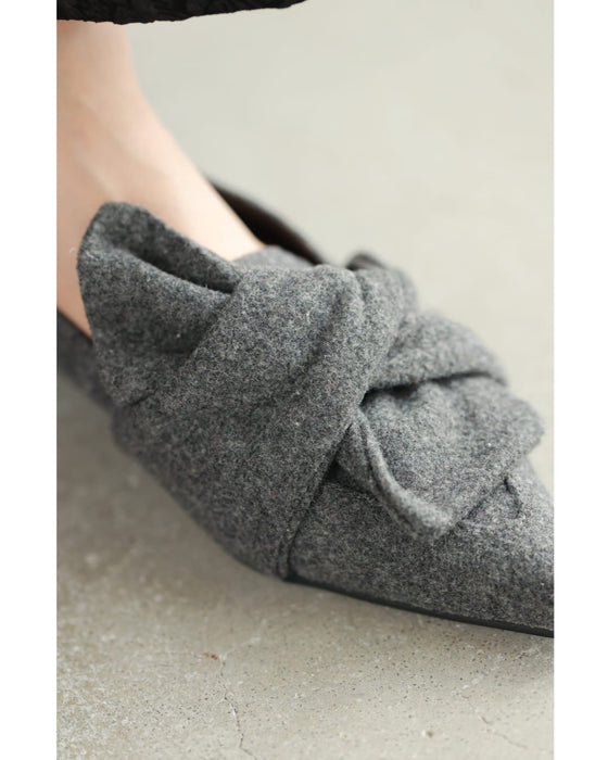 ツイストリボンのローヒールパンプス