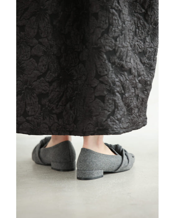 ツイストリボンのローヒールパンプス