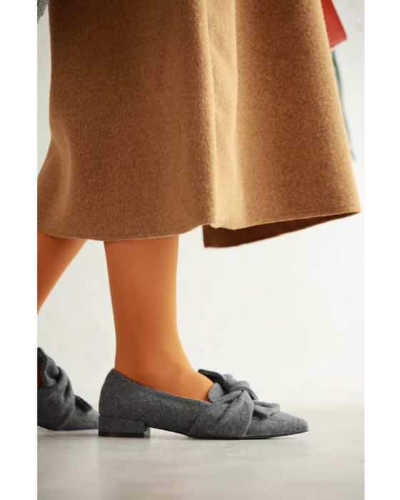 ツイストリボンのローヒールパンプス