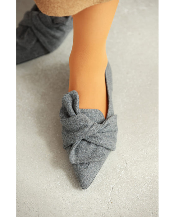 ツイストリボンのローヒールパンプス