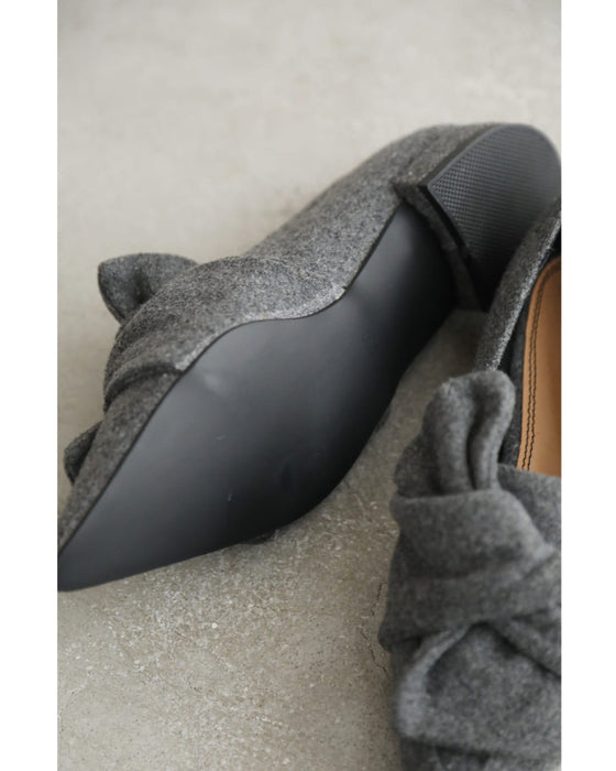 ツイストリボンのローヒールパンプス