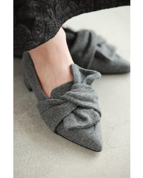 ツイストリボンのローヒールパンプス