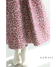  一面に広がる花刺繍のジャガードミディアムスカート