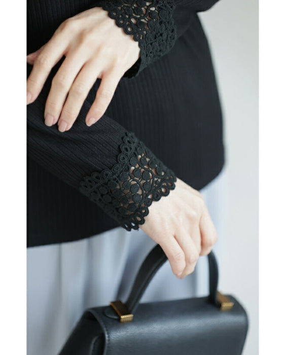 デコルテに浮かぶレースVネックのリブニットカットソー