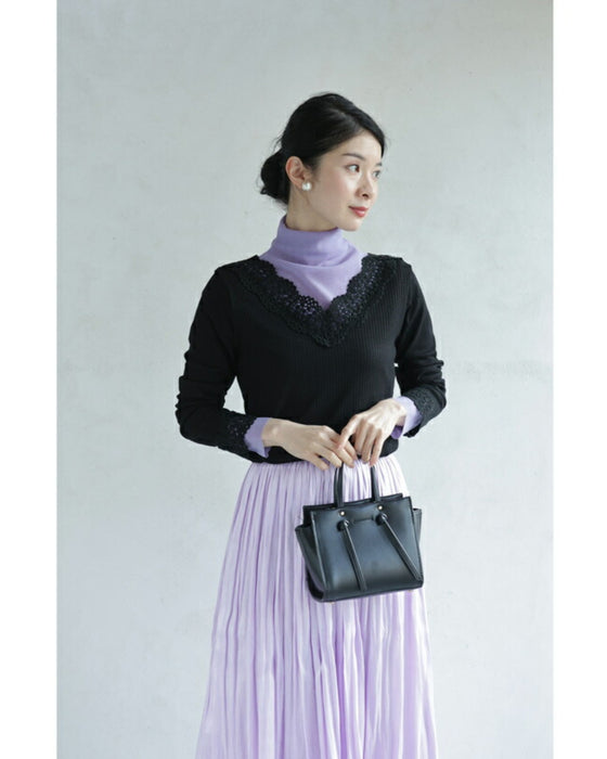 デコルテに浮かぶレースVネックのリブニットカットソー