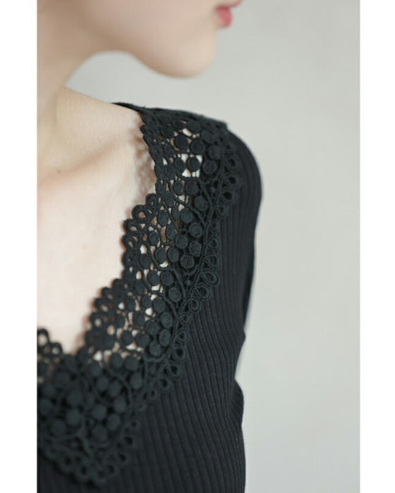 デコルテに浮かぶレースVネックのリブニットカットソー