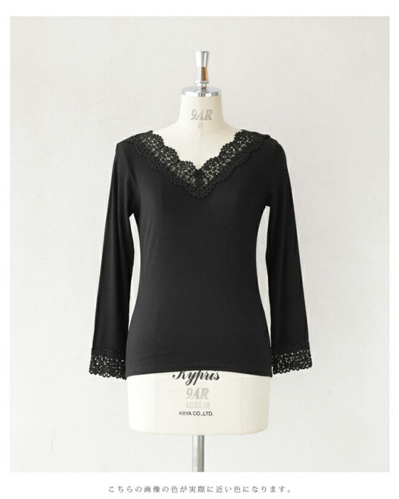 デコルテに浮かぶレースVネックのリブニットカットソー