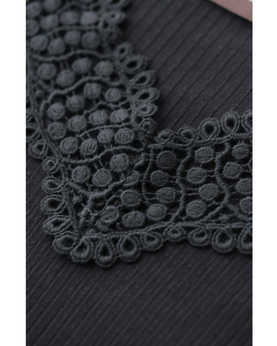 デコルテに浮かぶレースVネックのリブニットカットソー