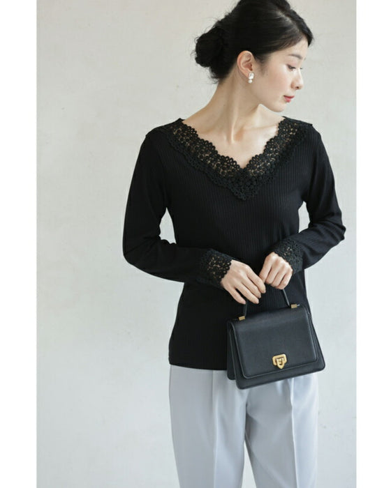 デコルテに浮かぶレースVネックのリブニットカットソー