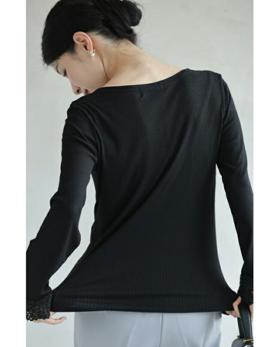 デコルテに浮かぶレースVネックのリブニットカットソー