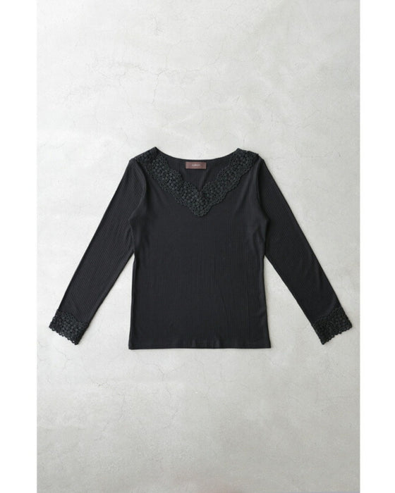 デコルテに浮かぶレースVネックのリブニットカットソー