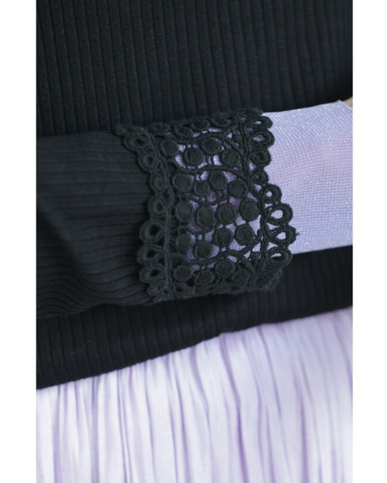 デコルテに浮かぶレースVネックのリブニットカットソー