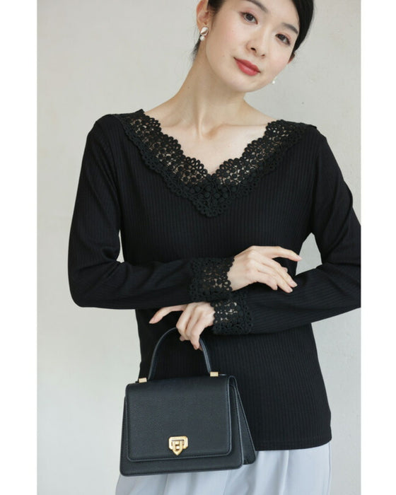 デコルテに浮かぶレースVネックのリブニットカットソー