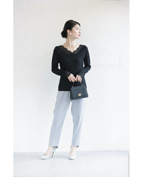 デコルテに浮かぶレースVネックのリブニットカットソー