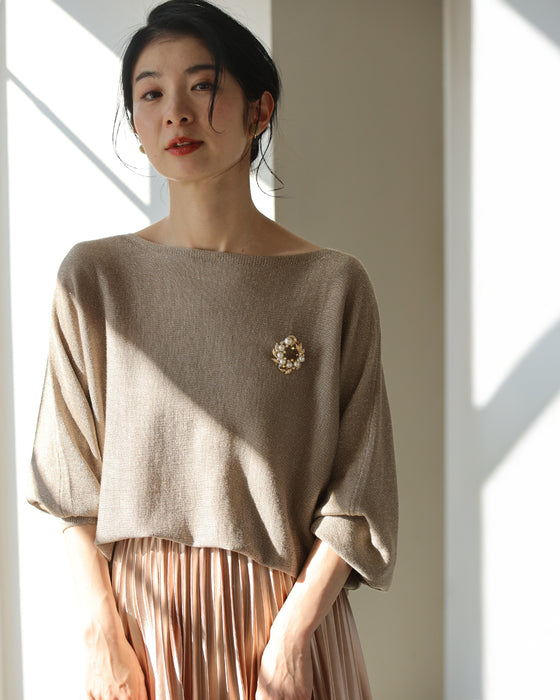 Elegantly sparkling shiny needleman cut-and-sew top