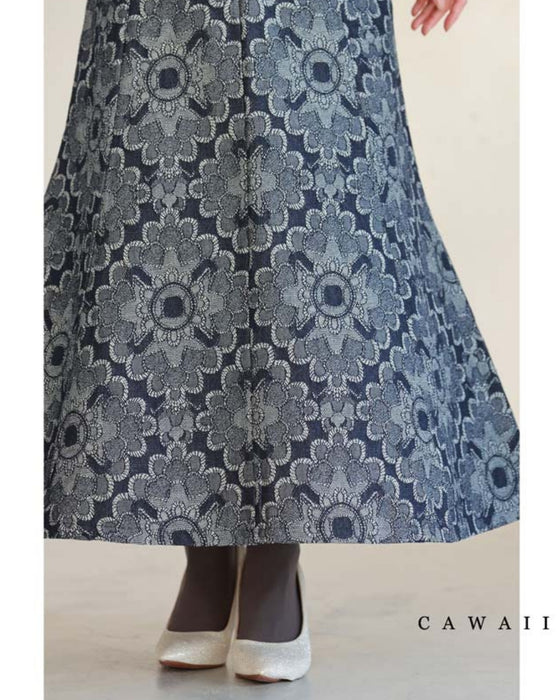 エキゾチックな花柄のデニム調ロングスカート