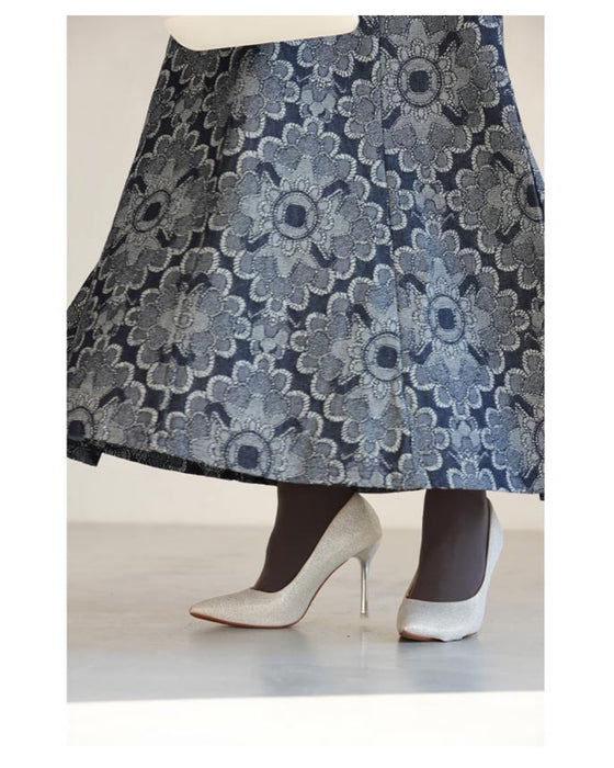 エキゾチックな花柄のデニム調ロングスカート