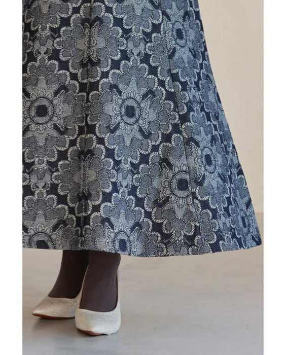 エキゾチックな花柄のデニム調ロングスカート