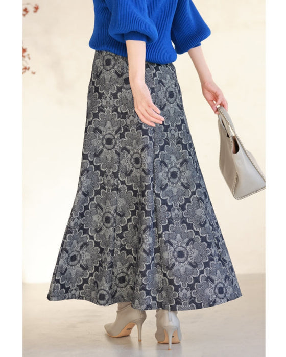 エキゾチックな花柄のデニム調ロングスカート