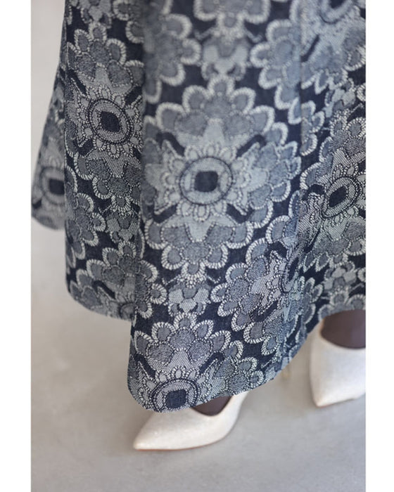 エキゾチックな花柄のデニム調ロングスカート