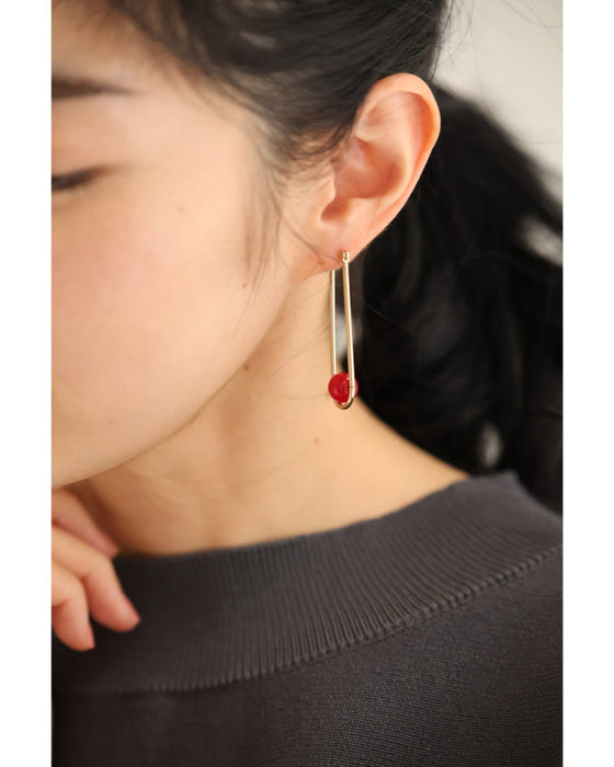 【返品・交換不可】赤い実揺れるブランコピアス