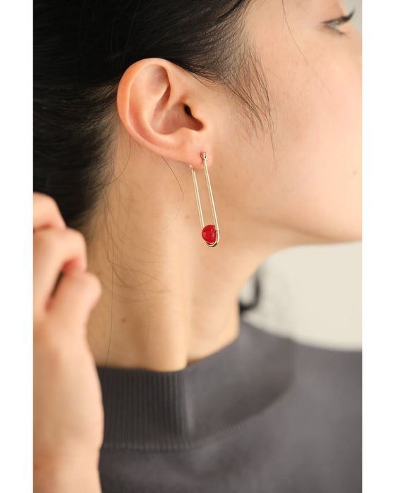 【返品・交換不可】赤い実揺れるブランコピアス