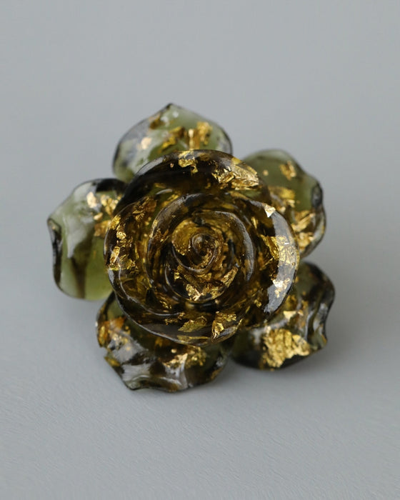 艶やかなバラの花ピンバッジブローチ