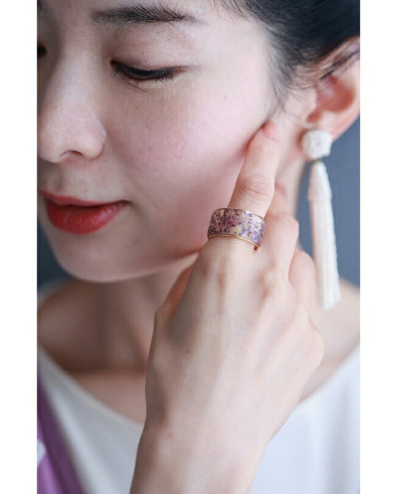 ドライフラワーの花びらを閉じこめたクリアリング