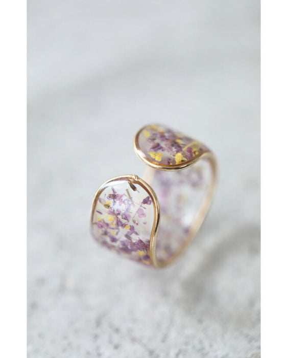 ドライフラワーの花びらを閉じこめたクリアリング