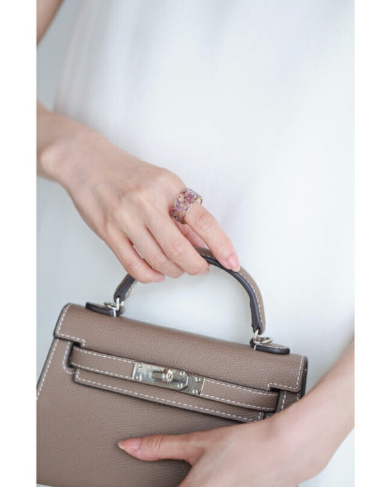 ドライフラワーの花びらを閉じこめたクリアリング